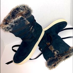 TOMS vista waterproof faux fur lined boots. Sz 5.5